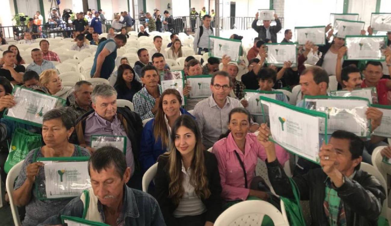 55 FAMILIAS DE CALDAS TIENEN LOS T�TULOS DE PROPIEDAD DE SUS TIERRAS