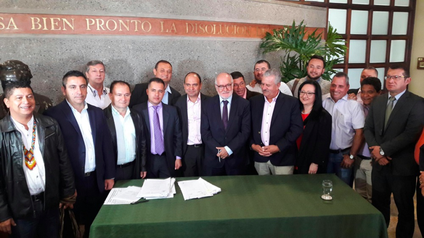 GOBERNACI�N HA INVERTIDO 25 MIL MILLONES PARA INTERVENIR V�AS TERCIARIAS Y PLACAS HUELLAS DE CALDAS