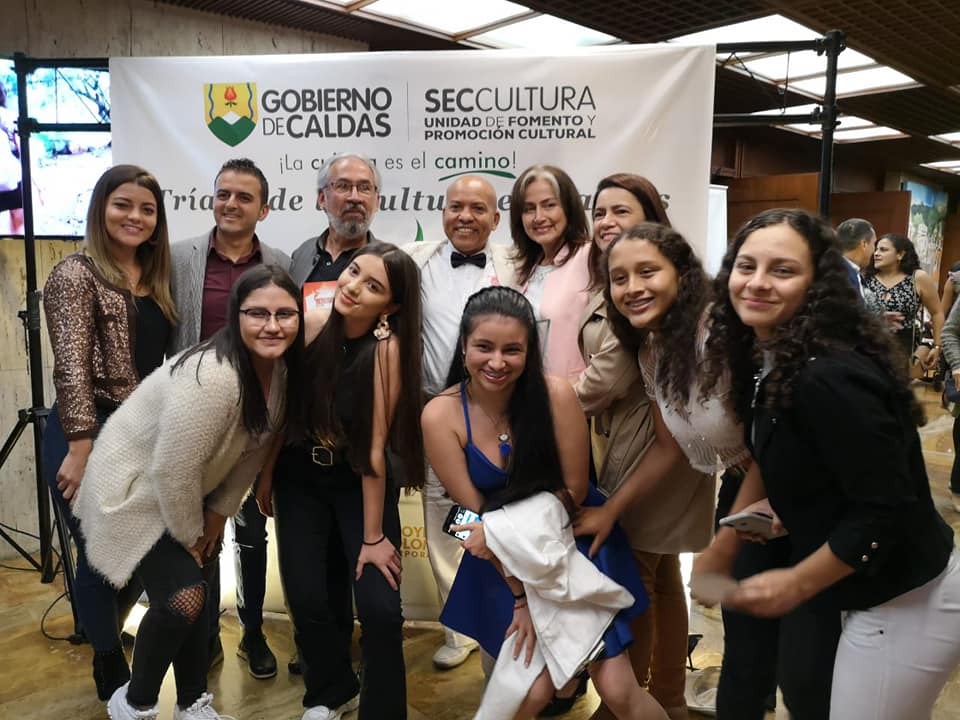 NUESTRO GRUPO DE DANZAS "AGUA Y MIEL"  RECIBE EL RECONOCIMIENTO A TODA UNA VIDA DE ENTREGA AL FOLKLOR