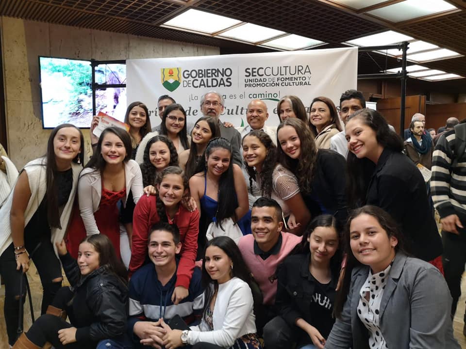 NUESTRO GRUPO DE DANZAS "AGUA Y MIEL"  RECIBE EL RECONOCIMIENTO A TODA UNA VIDA DE ENTREGA AL FOLKLOR