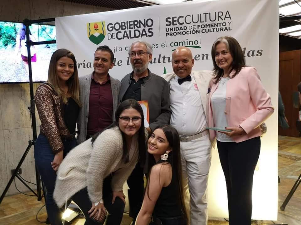 NUESTRO GRUPO DE DANZAS "AGUA Y MIEL"  RECIBE EL RECONOCIMIENTO A TODA UNA VIDA DE ENTREGA AL FOLKLOR