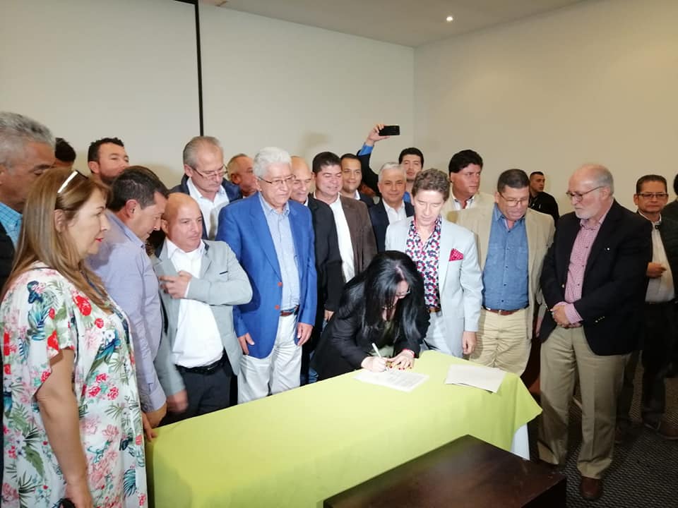 CALDAS Y ANTIOQUIA UNEN RECURSOS PARA PAVIMENTAR V�AS
