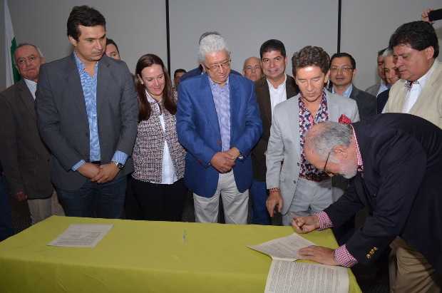 CALDAS Y ANTIOQUIA UNEN RECURSOS PARA PAVIMENTAR V�AS