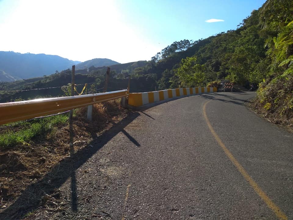 construyendo muros e instalando barandas de protecci�n