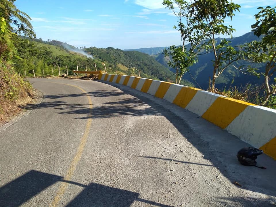 construyendo muros e instalando barandas de protecci�n