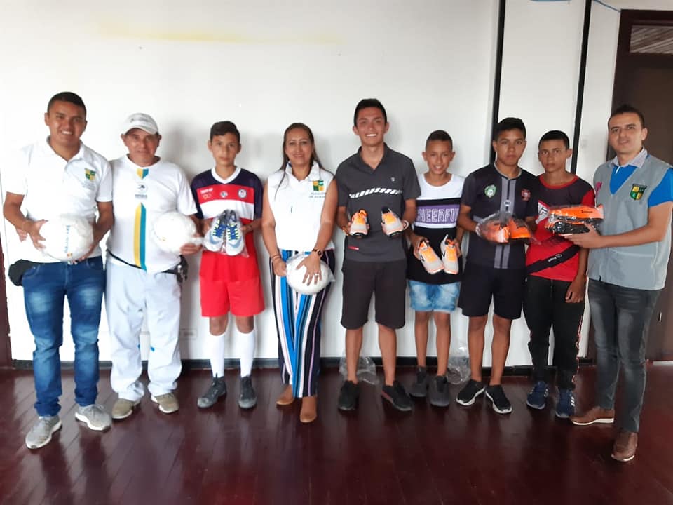 DOTACI�N EN GUAYOS Y BALONES PARA LAS ESCUELAS DE FORMACI�N DE CATEGOR�A JUVENIL DE F�TBOL.