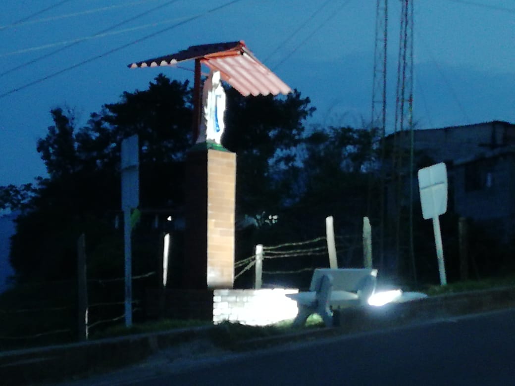EMBELLECIMIENTO DEL ALTAR A LA VIRGEN MAR�A