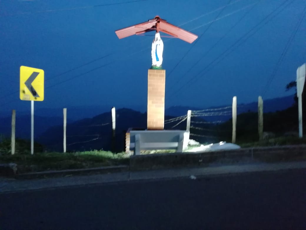EMBELLECIMIENTO DEL ALTAR A LA VIRGEN MAR�A