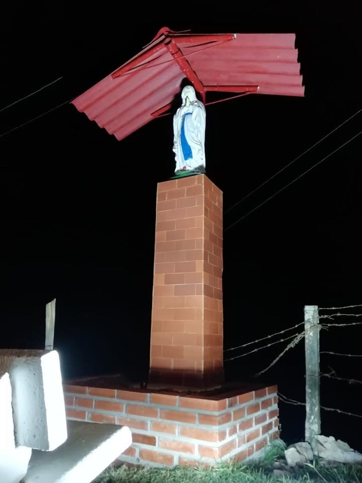 EMBELLECIMIENTO DEL ALTAR A LA VIRGEN MAR�A