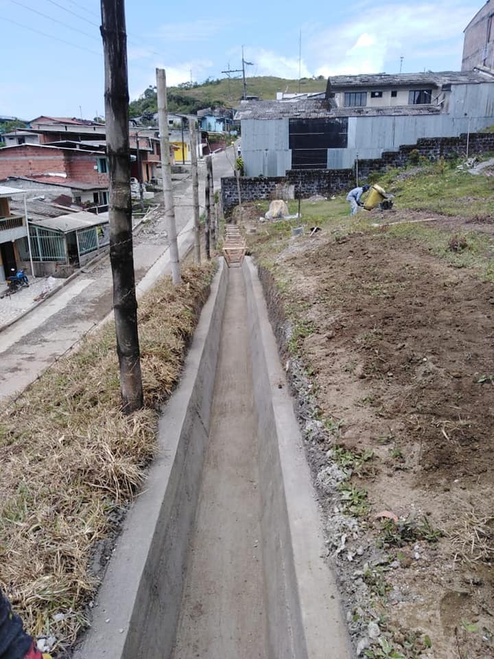 CASA CURAL DEL CORREGIMIENTO DE FLORENCIA CON OBRA DE MITIGACI�N DEL RIESGO