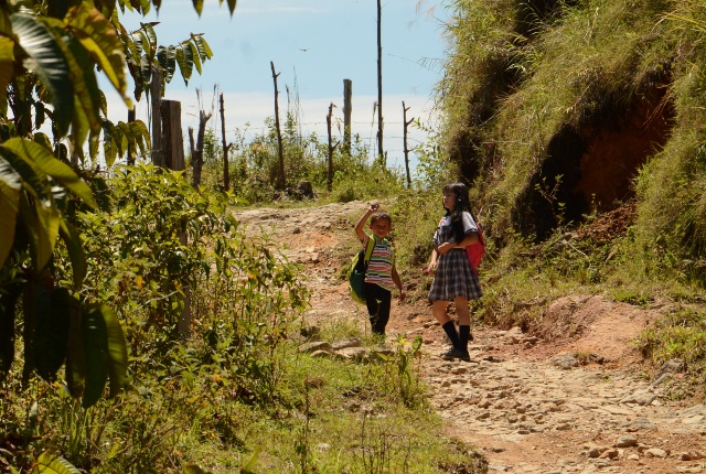 QUE NOS DEN TRASPORTE, ESO QUEDA MUY LEJOS: CLAMAN ESTUDIANTES DE COLEGIO RURAL DE SAMAN� CALDAS