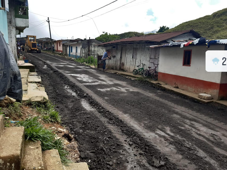 MEZCLA ASF�LTICA EN EL SECTOR DE LA PISCINA