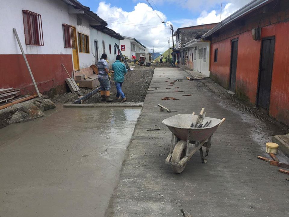 PAVIMENTACI�N DE LA CALLE DEL HOSPITAL EN NUESTRO CORREGIMIENTO DE FLORENCIA