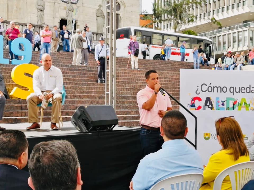 GOBERNACI�N DE CALDAS ENTREGA MAQUINARIA PARA CARRETERAS
