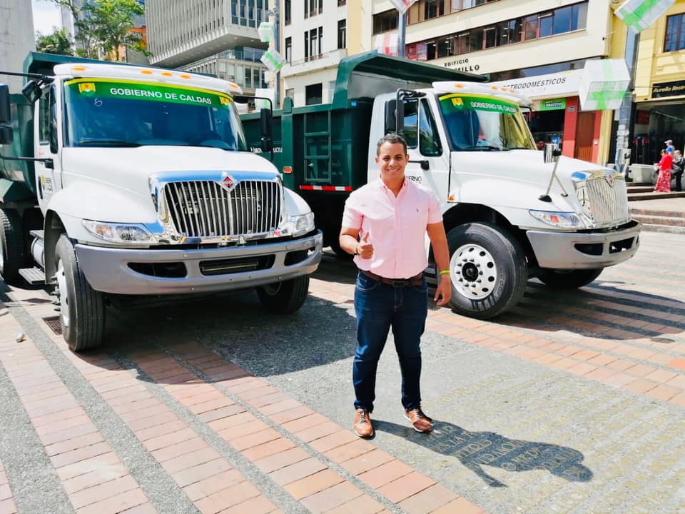 GOBERNACI�N DE CALDAS ENTREGA MAQUINARIA PARA CARRETERAS