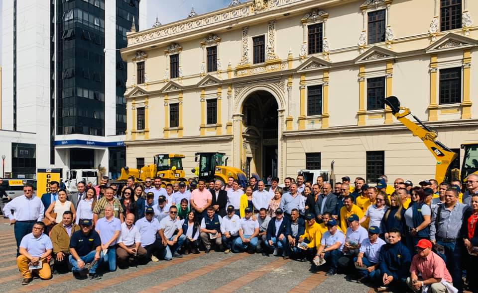 GOBERNACI�N DE CALDAS ENTREGA MAQUINARIA PARA CARRETERAS