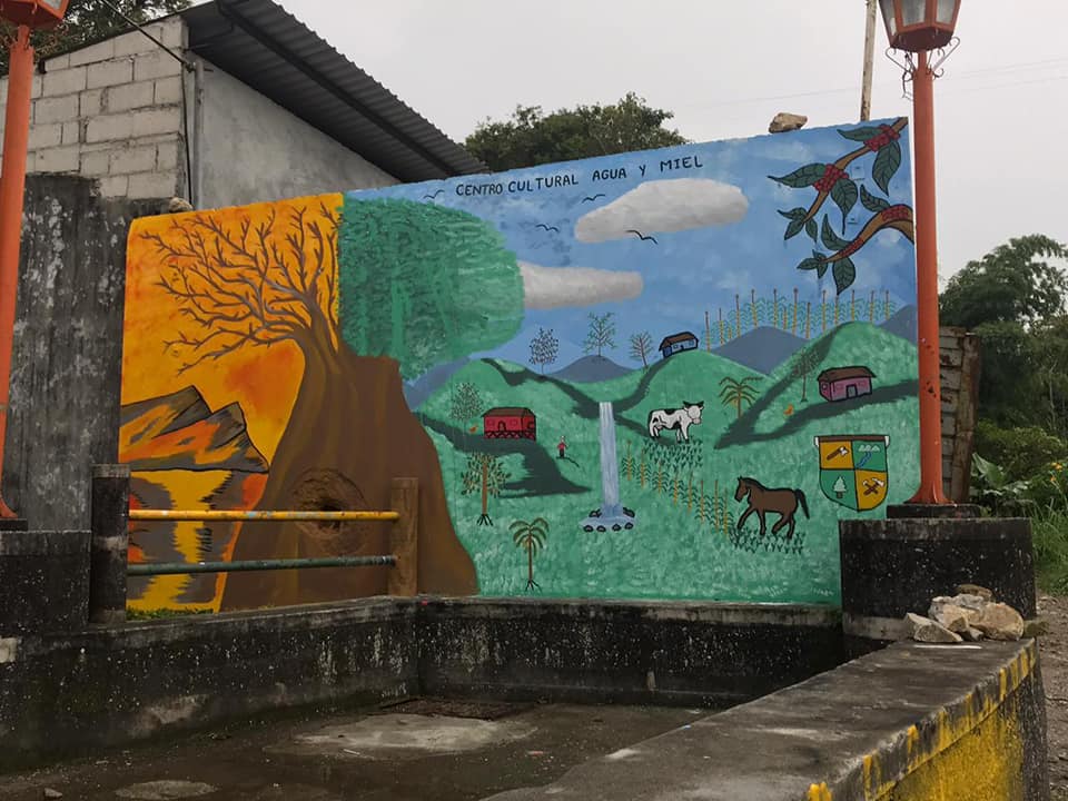 MURAL EN LA ENTRADA DEL CENTRO CULTURAL AGUA Y MIEL