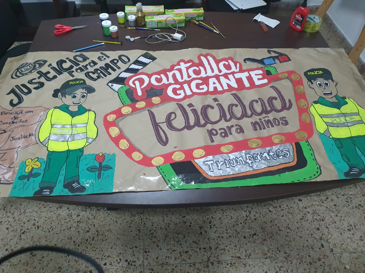 PANTALLA GIGANTE, FELICIDAD PARA NI�OS TRIUNFADORES
