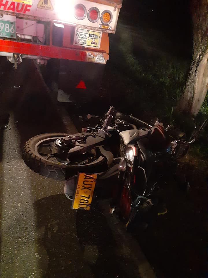 SE ACABA DE PRESENTAR UN ACCIDENTE EN EL KM 87 VIA GUAYABAL- MARIQUITA