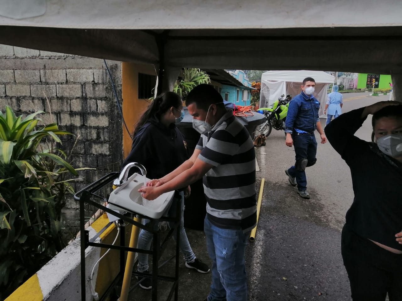 EMPOCALDAS INSTALAN LAVAMANOS PORT�TILES