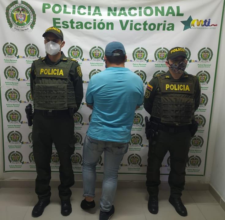 DETENIDOS Y MULTADOS POR INFRINGIR TOQUE DE QUEDA CALETA CON PERSONAS V�A MARQUETALIA