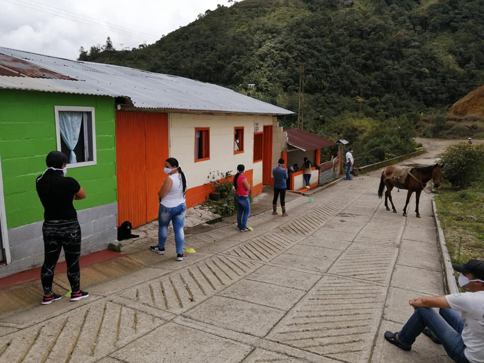 ENTREGA DEL BONO ALIMENTARIO EN LA INSTITUCI�N EDUCATIVA ENCIMADAS