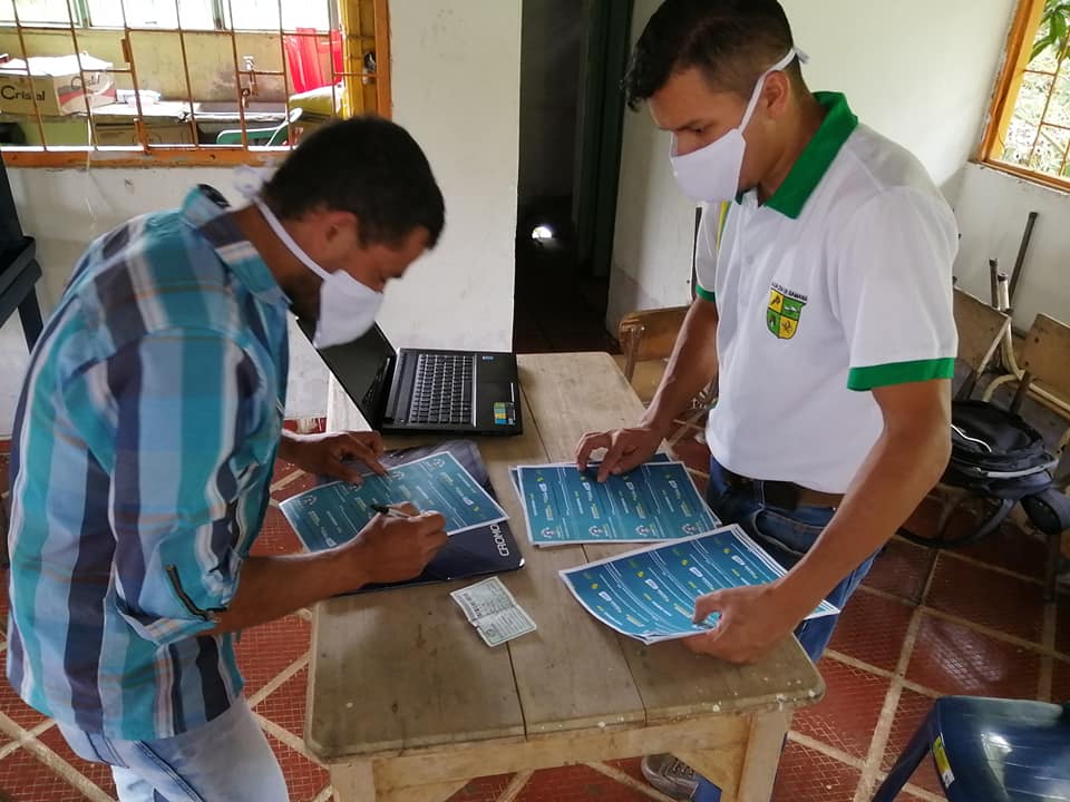 ENTREGA DEL BONO ALIMENTARIO EN LA INSTITUCI�N EDUCATIVA ENCIMADAS
