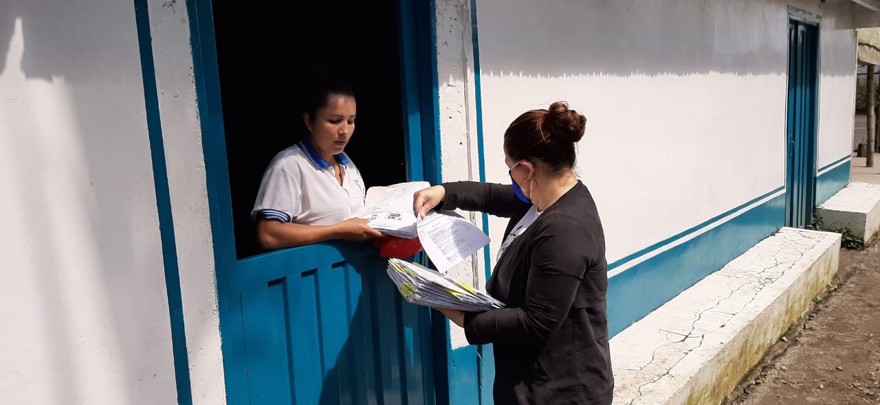 INSTITUCI�N EDUCATIVA ENCIMADAS HACEN ENTREGA DE GU�AS EN F�SICO A ESTUDIANTES