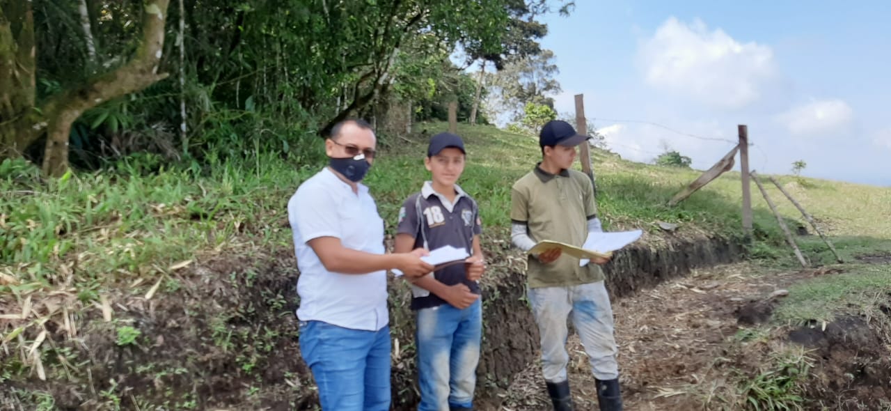 INSTITUCI�N EDUCATIVA ENCIMADAS HACEN ENTREGA DE GU�AS EN F�SICO A ESTUDIANTES