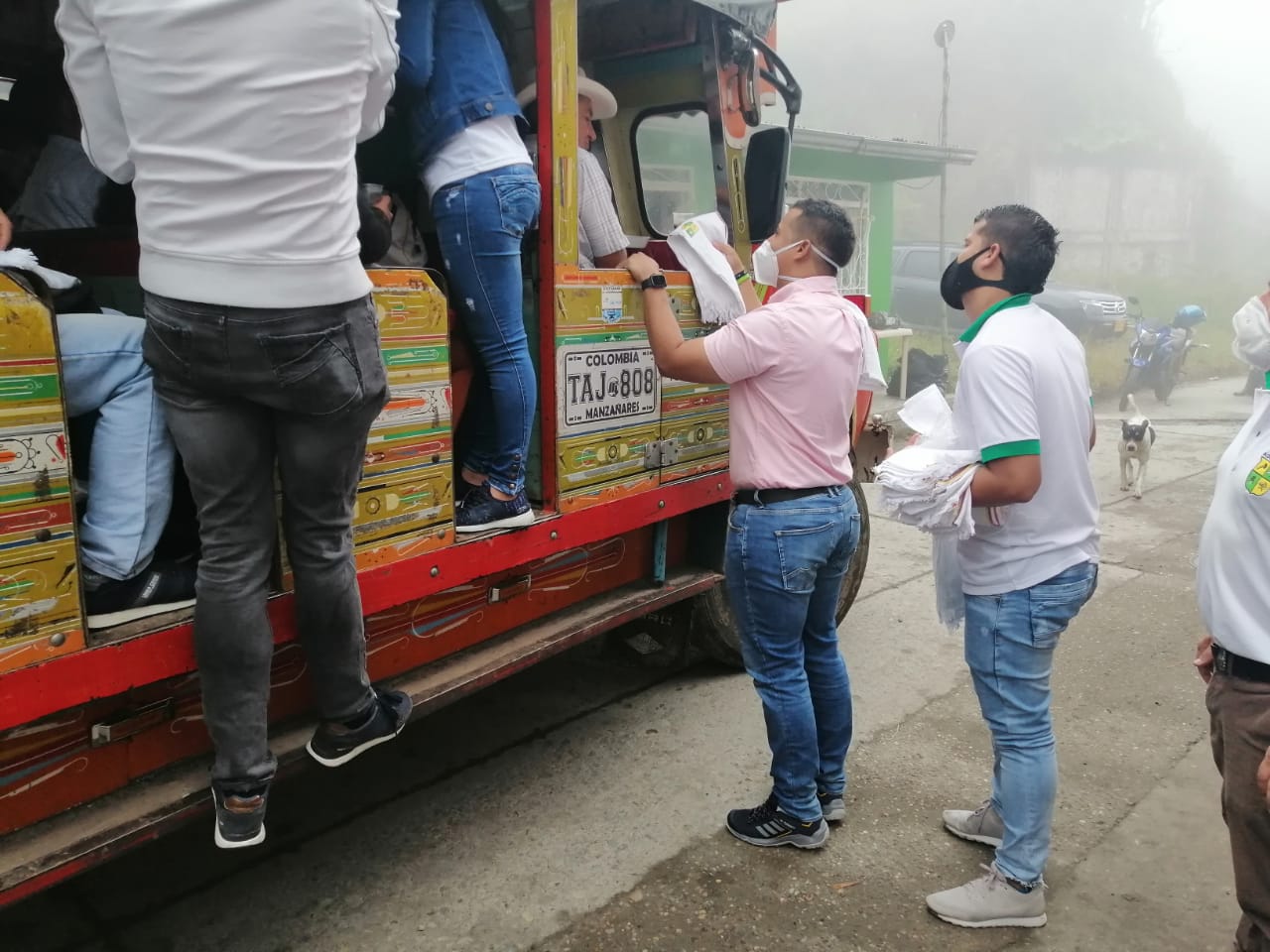 REFRIGERIO Y UN EXCLUSIVO PONCHO PARA NUESTROS CAMPESINOS