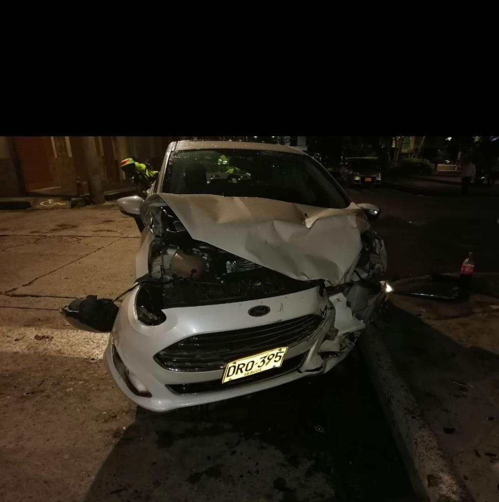 APARATOSO CHOQUE ENTRE DOS AUTOS, EN LA NOCHE 