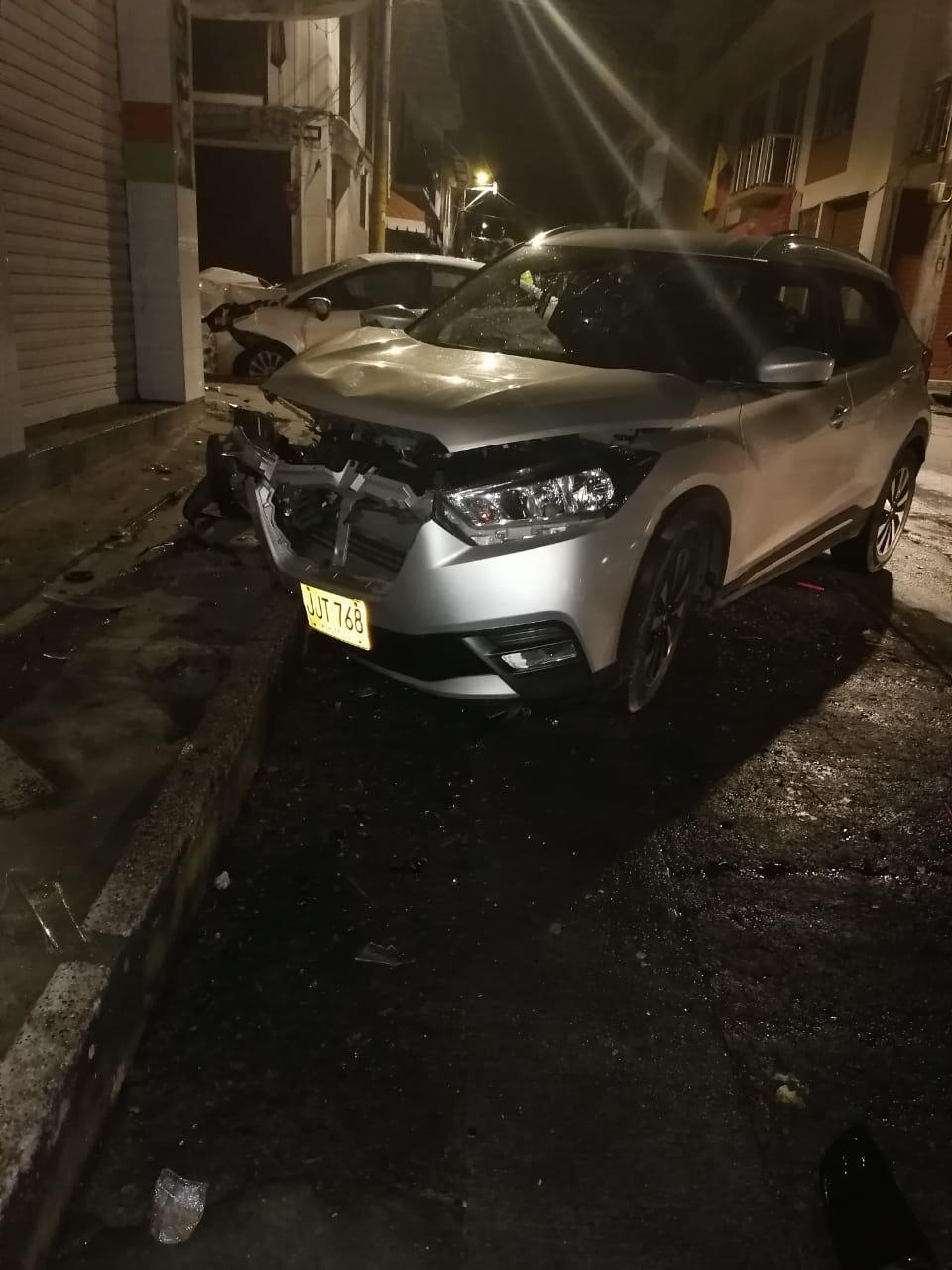 APARATOSO CHOQUE ENTRE DOS AUTOS, EN LA NOCHE 