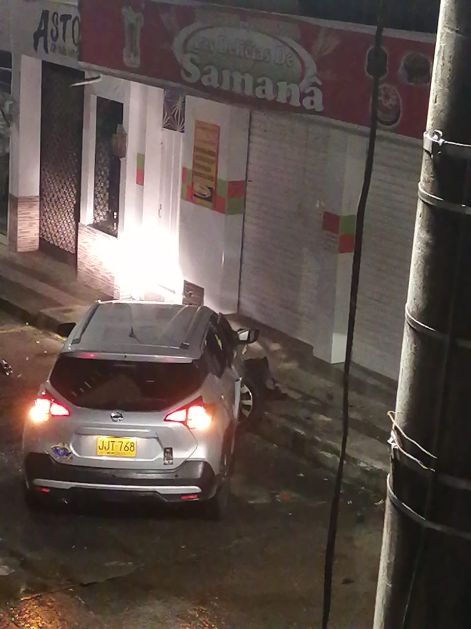 APARATOSO CHOQUE ENTRE DOS AUTOS, EN LA NOCHE 