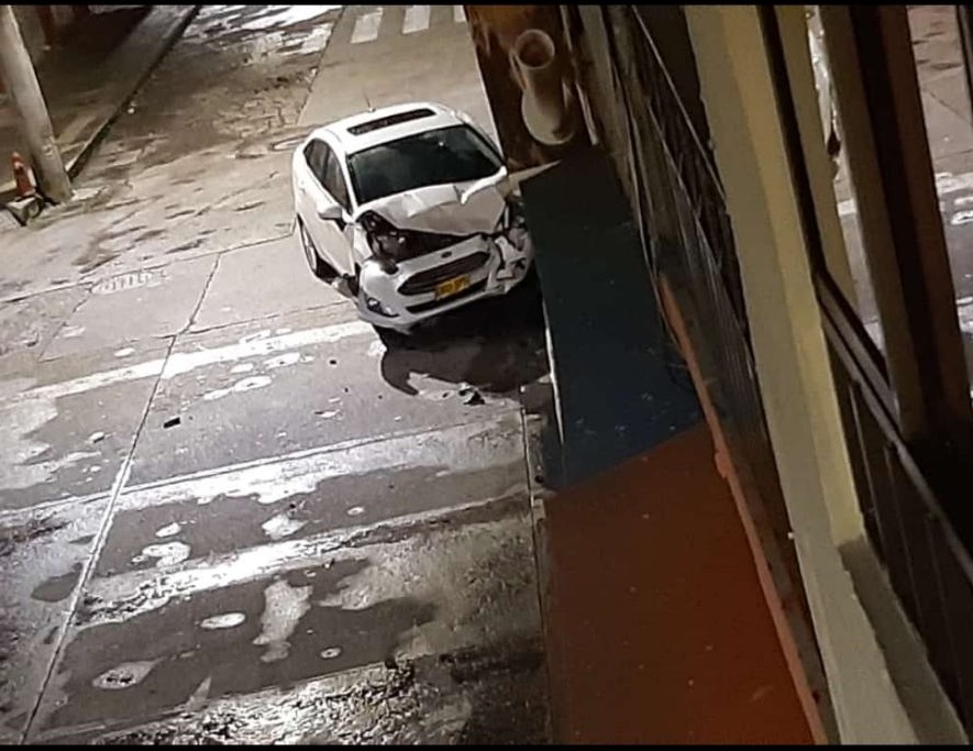 APARATOSO CHOQUE ENTRE DOS AUTOS, EN LA NOCHE 