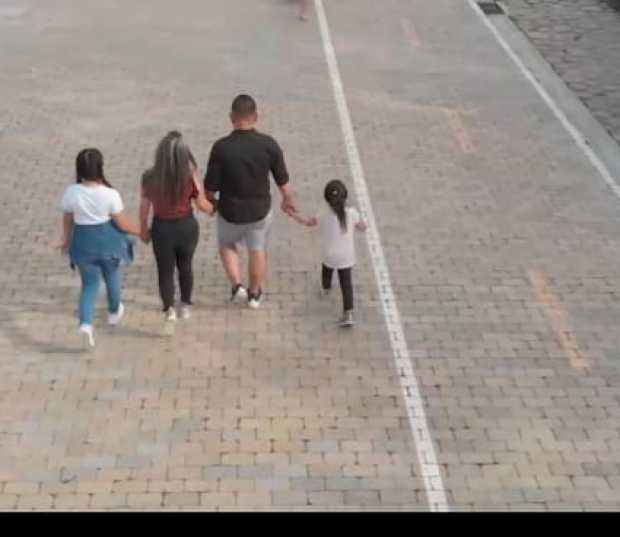 CUATRO REFUGIADOS DE SAMAN� Y UN �NGEL MANIZALE�O EN PAR�S