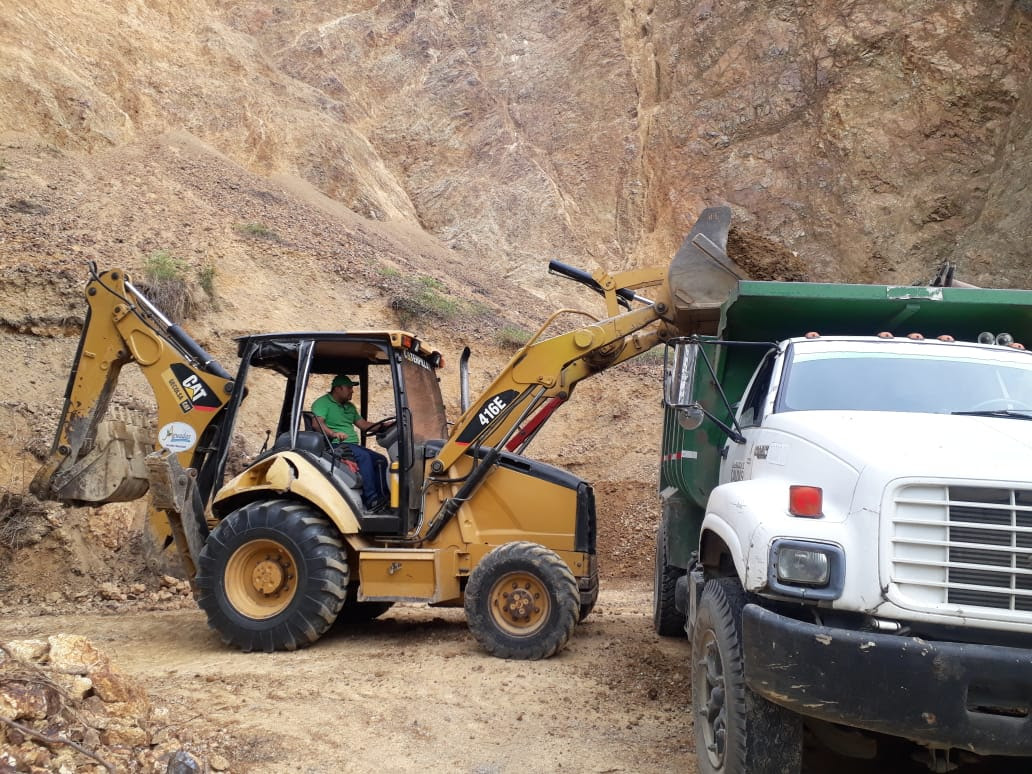 COMBOS DE MAQUINARIA CONTIN�AN EL MANTENIMIENTO PERI�DICO DE LAS V�AS EN CALDAS