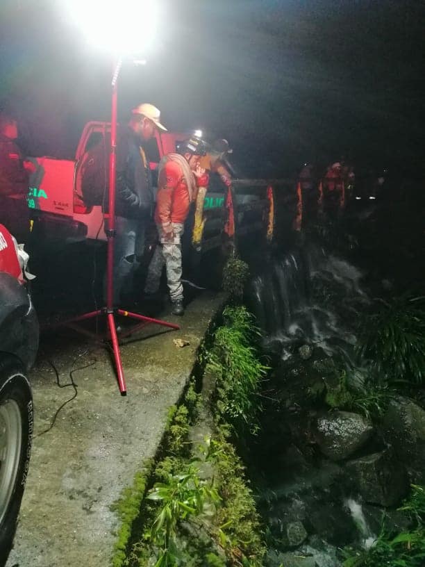 VOLCAMIENTO VEH�CULO  EN LOS CHORROS DE LA MIEL