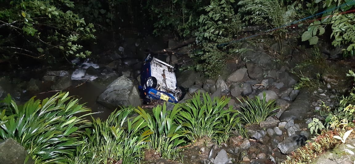 VOLCAMIENTO VEH�CULO  EN LOS CHORROS DE LA MIEL