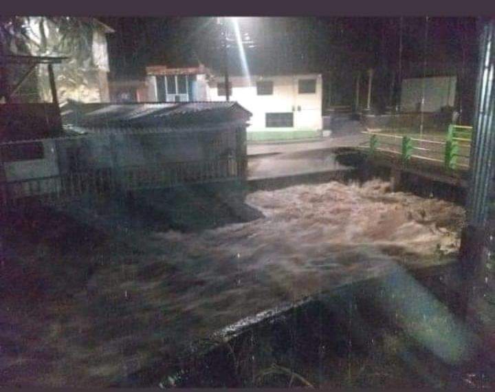 VENDAVALES HURACANADOS GENERAN INUNDACIONES EN SAMAN�