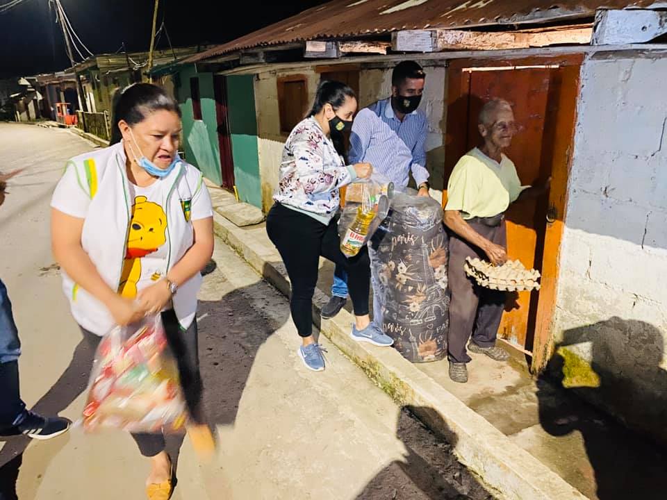 AYUDA DAMNIFICADOS POR VENDABAL EN SAMAN�