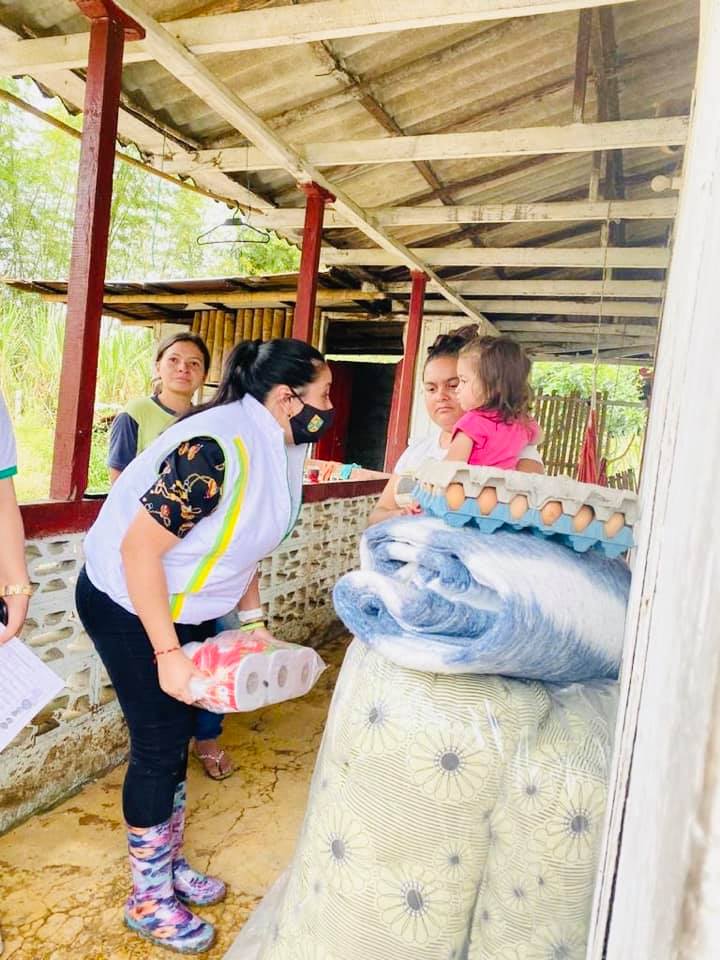 AYUDA DAMNIFICADOS POR VENDABAL EN SAMAN�
