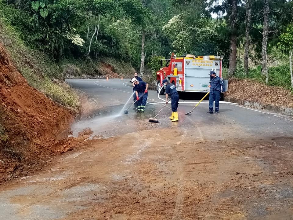 LAVADO DE SITIOS CON EL FIN DE EVITAR ACCIDENTES SOBRE LA CARRETERA 