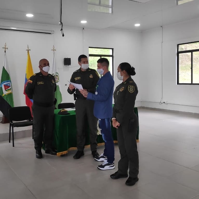 RECONOCIMIENTO POR PARTE DE LA ESCUELA DE CARABINEROS AL SAMANE�O RAFAEL RODRIGUEZ
