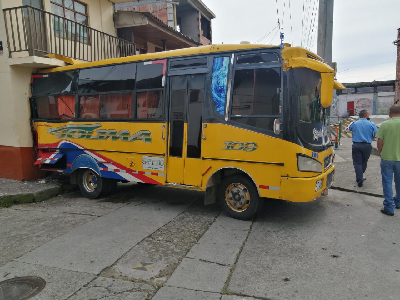 ACCIDENTE DE BUS CONTRA UNA CASA