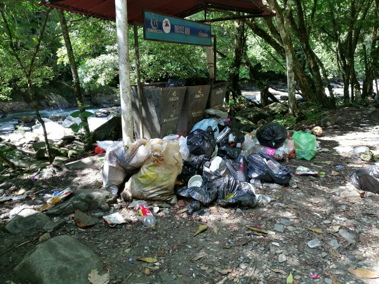EL ECOTURISMO EN NUESTROS R�OS, LLENOS DE BASURA  POR LA IRRESPONSABILIDAD DE SUS VISITANTES