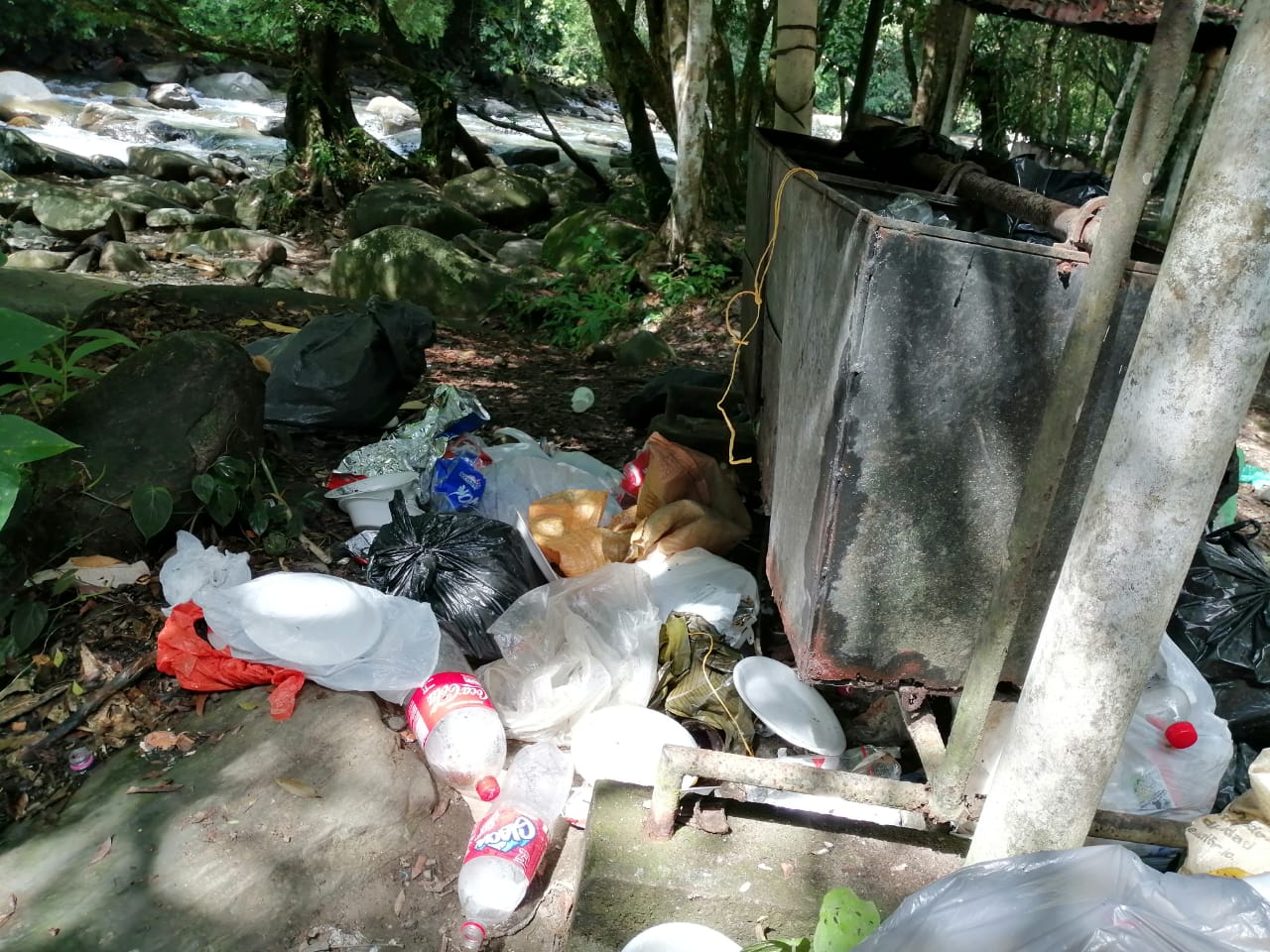 EL ECOTURISMO EN NUESTROS R�OS, LLENOS DE BASURA  POR LA IRRESPONSABILIDAD DE SUS VISITANTES