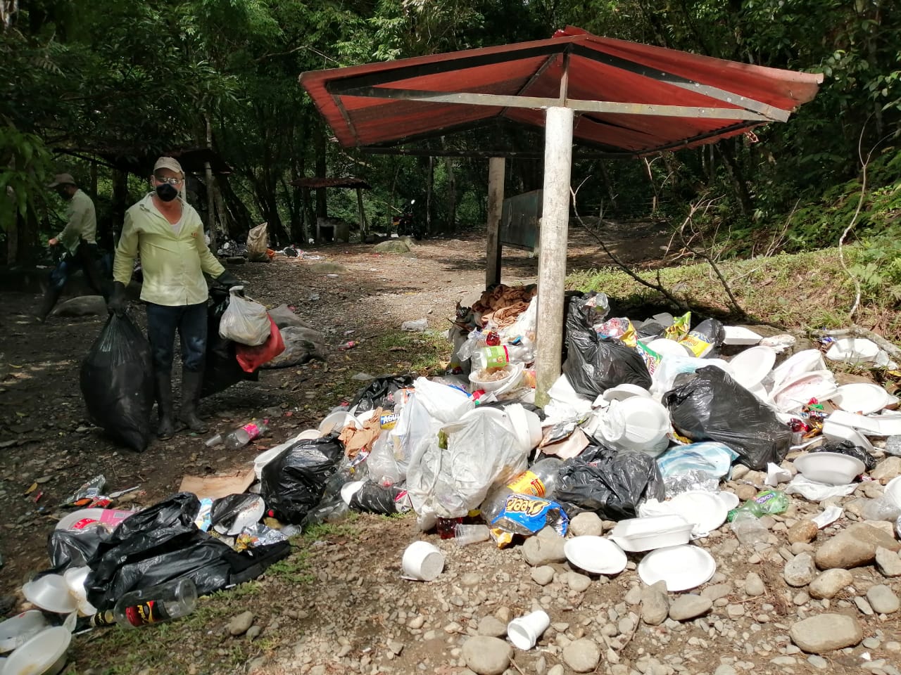 EL ECOTURISMO EN NUESTROS R�OS, LLENOS DE BASURA  POR LA IRRESPONSABILIDAD DE SUS VISITANTES