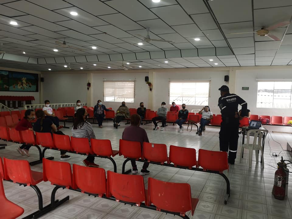 CAPACITACI�N A TODO LOS MAESTROS EN MANEJO DE EXTINTORES Y CLASE DE INCENDIOS 