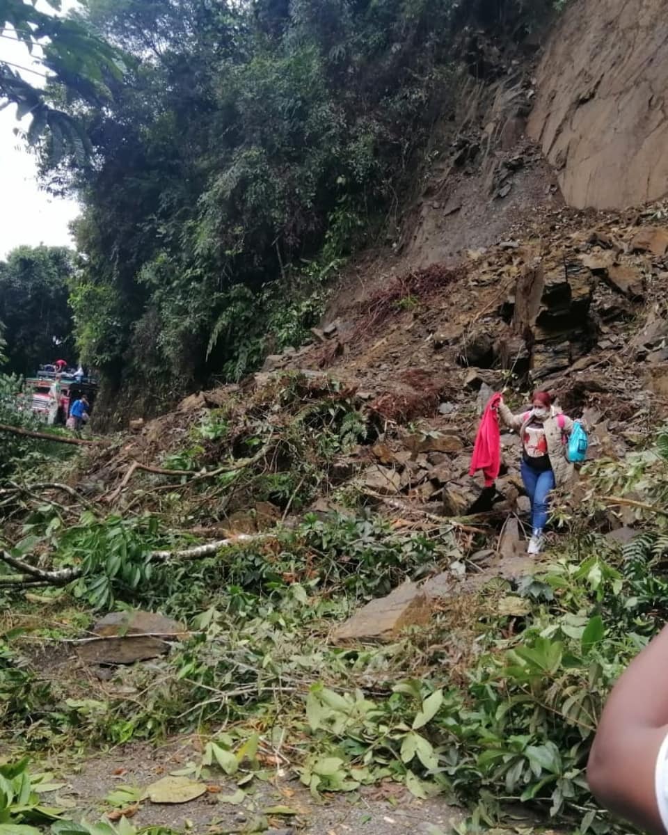 DERRUMBE EN LA V�A CRISTALES- PUENTE LINDA.