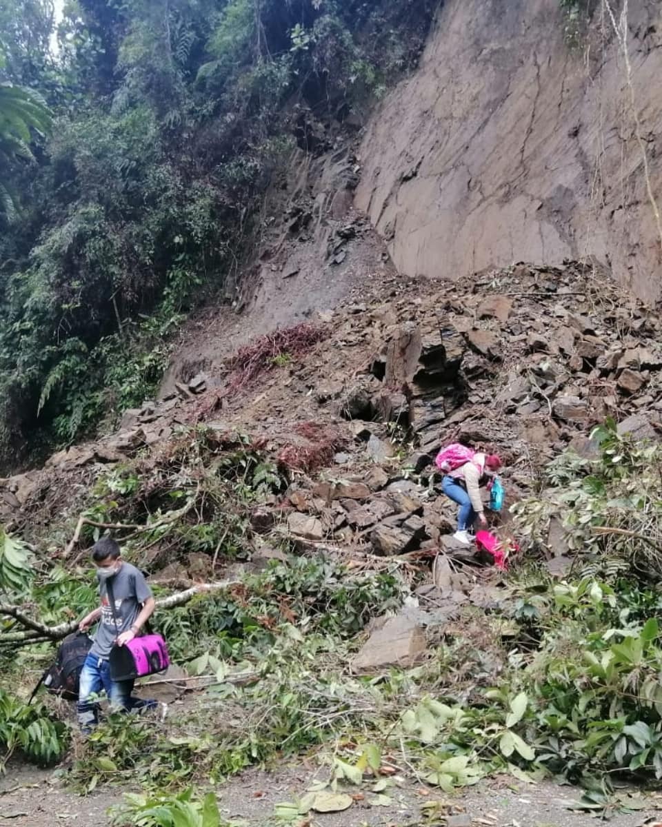 DERRUMBE EN LA V�A CRISTALES- PUENTE LINDA.